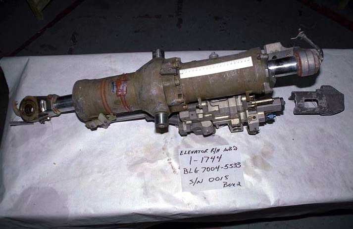 Vérin de la gouverne de profondeur intérieure droite