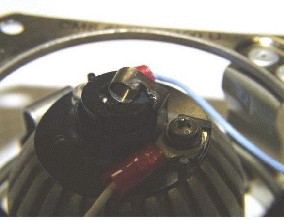 Lampe de lecture d'équipage de conduite (liseuse de carte) n'appartenant pas au SR 111 montrant des signes d'arc électrique du contact ressort avec le support