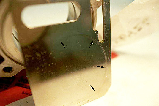 Marque d'impact sur le pourtour de la guillotine