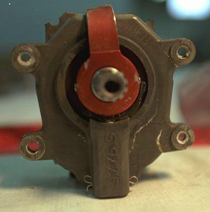 Poignée en position intermédiaire, orientée vers la position CLOSED