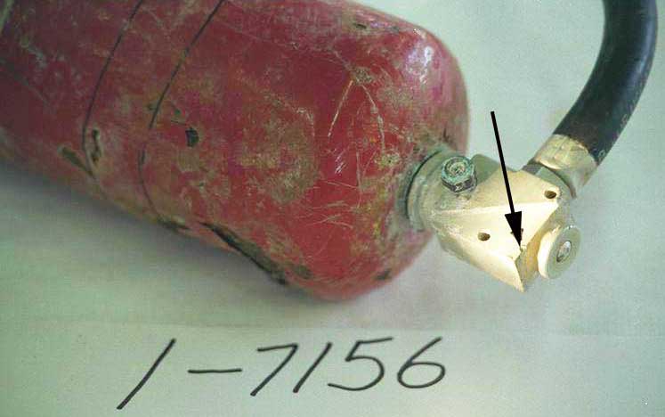 Extincteur à poudre chimique récupéré - marque d'impact sur la pièce produite 1-7156