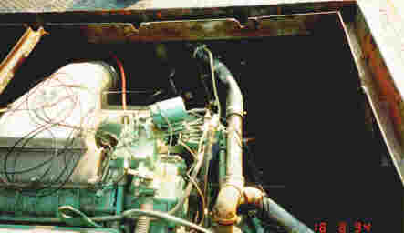 Vue de l'écoutille de la salle des machines. À remarquer : Les entailles en V trop grandes