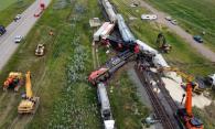 Figure 3. Matériel roulant ayant déraillé après la collision, vue vers l'est (Source : Canadien National)