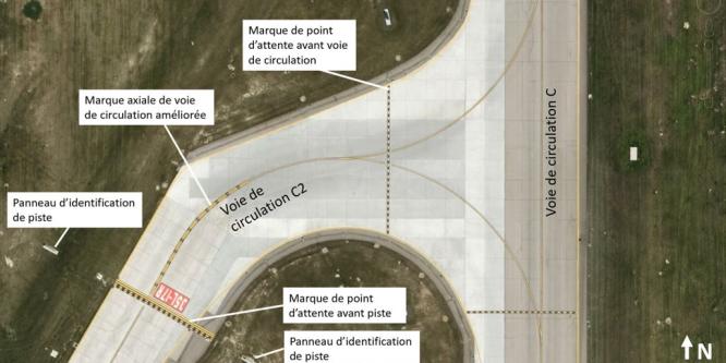 Figure 3. Marques et panneaux de la voie de circulation C2 (Source : Google Earth, avec annotations du BST)