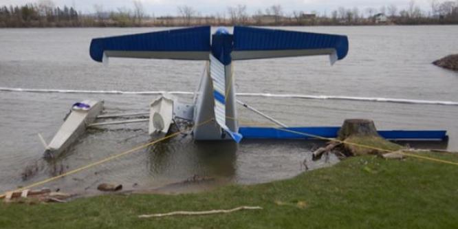 The occurrence aircraft on the bank of the Richelieu River after it was towed to shore. The floats were removed in order to tow the aircraft. (Source: TSB)