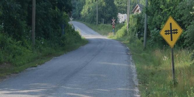 Figure 2. Approche en direction sud du passage à niveau du chemin Hunt du CPKC (Source : BST; photo prise le 16 juillet 2025 dans des conditions environnementales similaires aux conditions présentes au moment de l’événement)