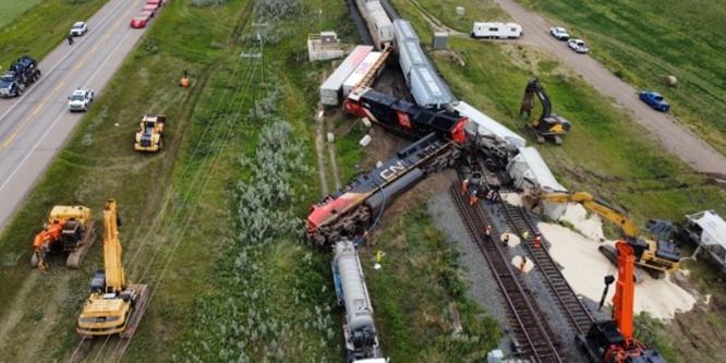 Figure 3. Matériel roulant ayant déraillé après la collision, vue vers l'est (Source : Canadien National)