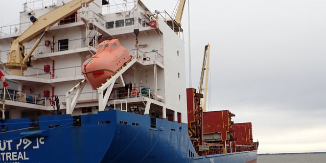 Vue de tribord du navire de marchandises Sivumut